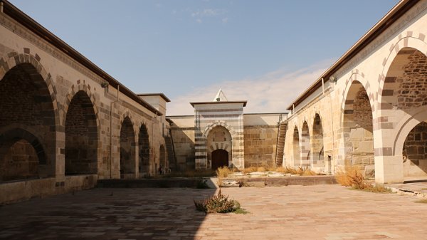 Zazadin Hanı ihtişamıyla konuklarını bekliyor