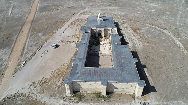 Zazadin Hanı ihtişamıyla konuklarını bekliyor