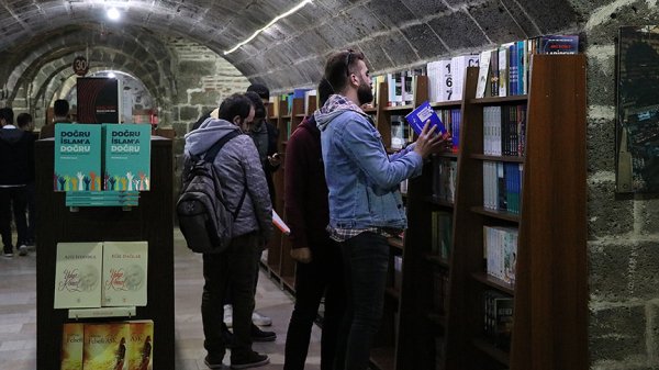 Tarihin mistik havasında kitap okuma keyfi