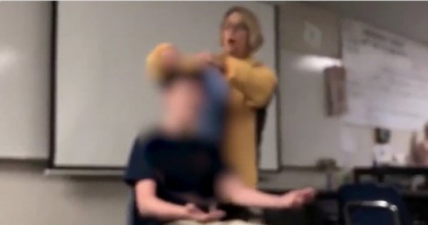 Öğrencisinin saçını zorla kesti