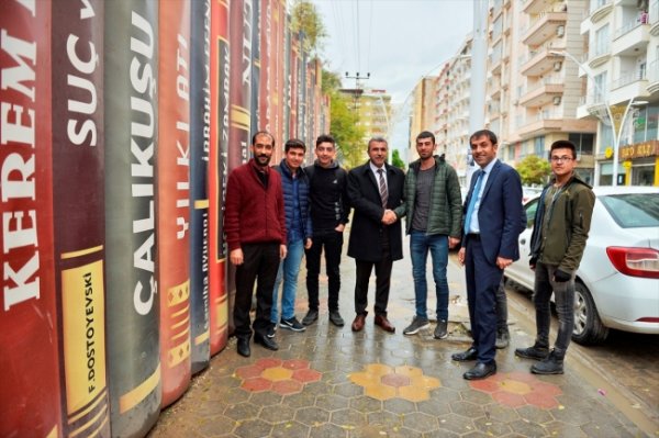 a Okul duvarları devasa kitap figürleriyle donatıldı