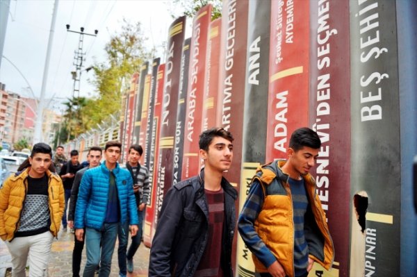 a Okul duvarları devasa kitap figürleriyle donatıldı