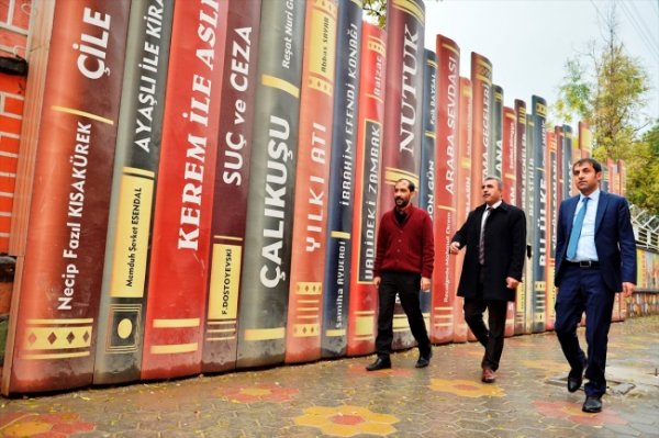 a Okul duvarları devasa kitap figürleriyle donatıldı