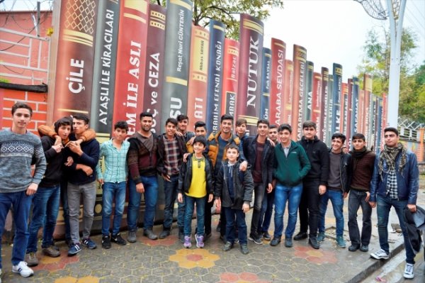 a Okul duvarları devasa kitap figürleriyle donatıldı