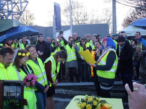 d 'Sarı Yelekliler' eylemlerde tanışıp evlendi