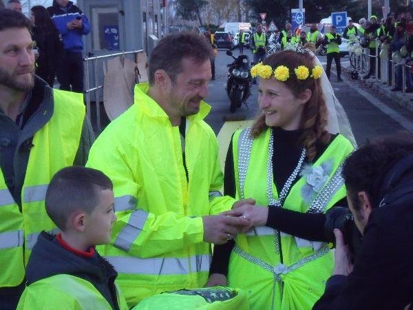 d 'Sarı Yelekliler' eylemlerde tanışıp evlendi