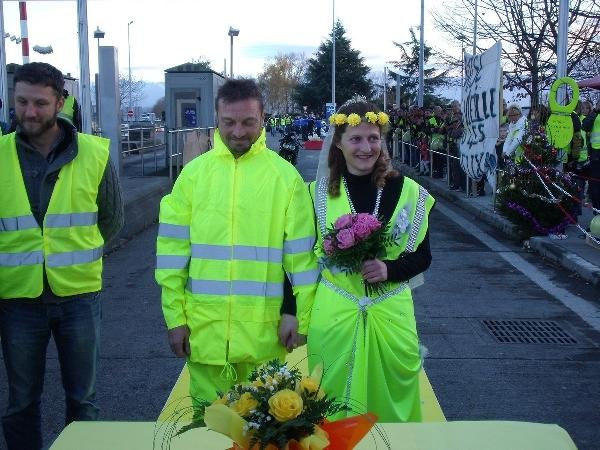 d 'Sarı Yelekliler' eylemlerde tanışıp evlendi
