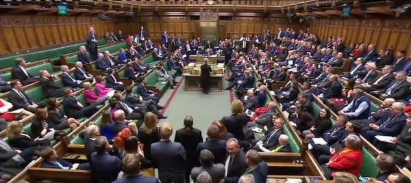 İngiliz Parlamentosu kapanmanın eşiğinden döndü