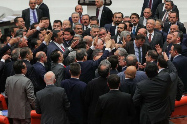 Meclis'te FETÖ kavgası