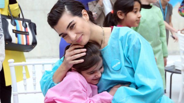 Tuba Büyüküstün Suriyeli çocuklarla buluştu