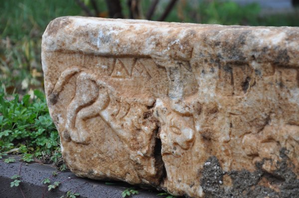 İnşaat kazısında Danyal Peygamber kabartması bulundu