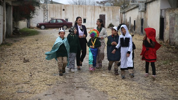 a Geleceğin tiyatrocuları köy okulunda yetişiyor