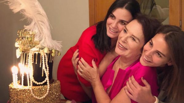 Hülya Koçyiğit'e torunlarından sürpriz