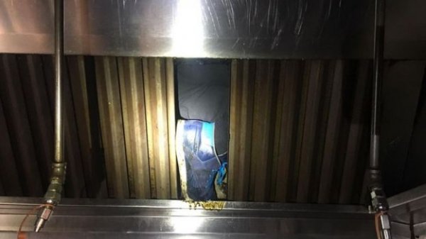 Aspiratör bacasında 2 gün mahsur kaldı