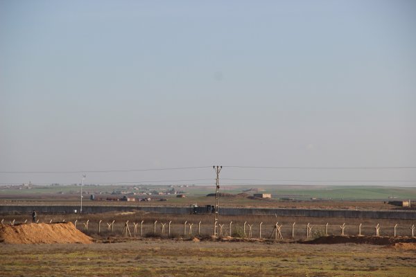 i Terör örgütü YPG hendek kazmaya başladı