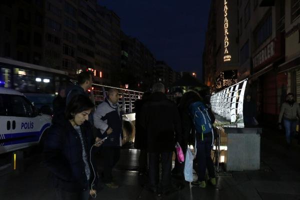 i İstanbul'da metroda intihar