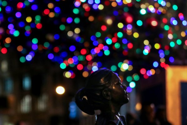 'Korkusuz Kız' heykeli yeni yerinde