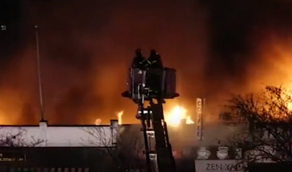 İtfaiyeciler yangında çıkan patlamanın içinde kaldı