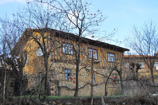 Yüzlerce yıllık kerpiç evleriyle görenleri etkileyen köy