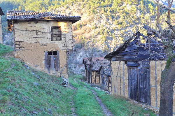 Yüzlerce yıllık kerpiç evleriyle görenleri etkileyen köy