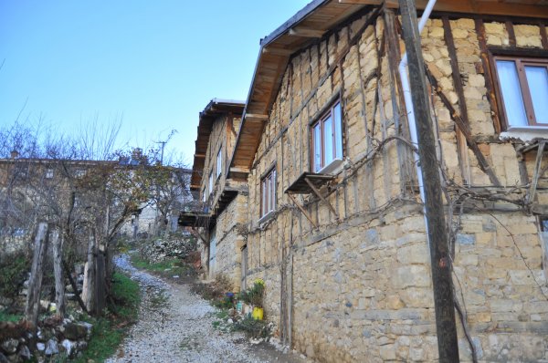 Yüzlerce yıllık kerpiç evleriyle görenleri etkileyen köy