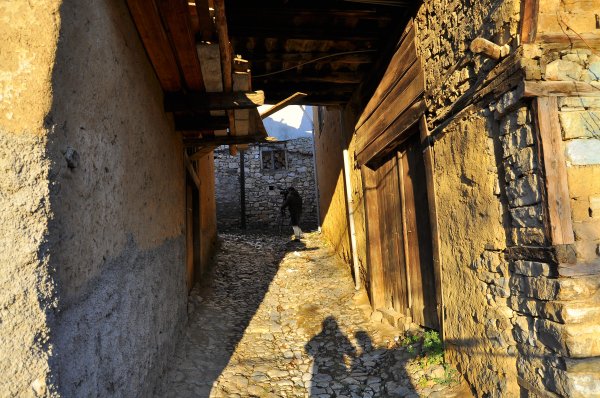 Yüzlerce yıllık kerpiç evleriyle görenleri etkileyen köy