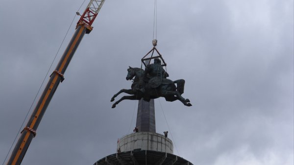 a Dev Köroğlu heykeli kaidesine yerleştirildi