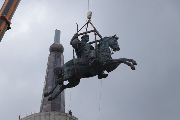 a Dev Köroğlu heykeli kaidesine yerleştirildi