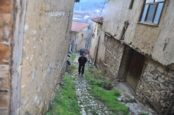 Yüzlerce yıllık kerpiç evleriyle görenleri etkileyen köy