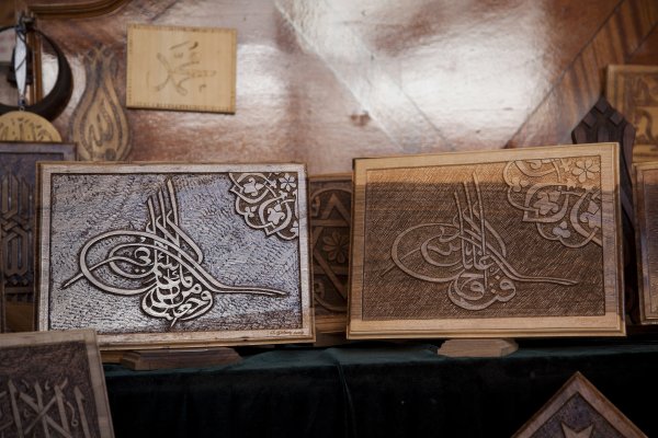i Tuğra işlemeli ahşap tablolara büyük ilgi