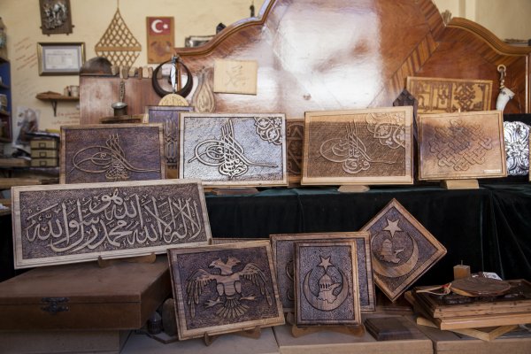 i Tuğra işlemeli ahşap tablolara büyük ilgi