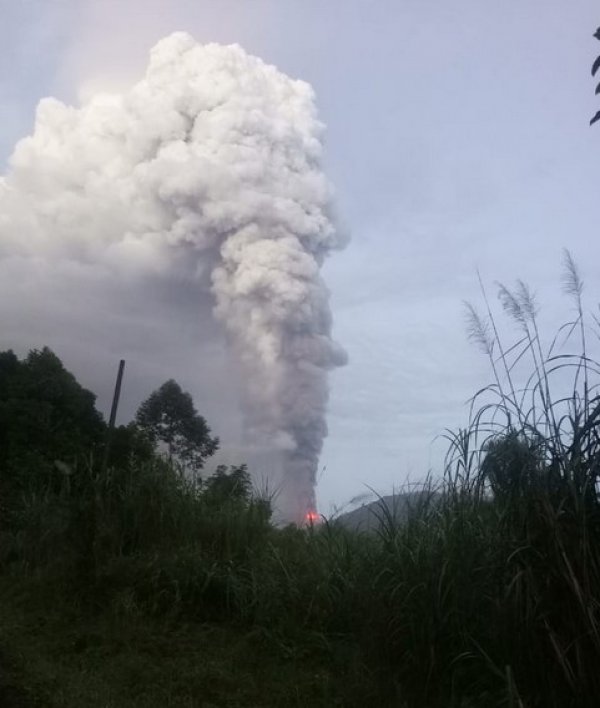 Endonezya'da Soputan Yanardağı faaliyete geçti