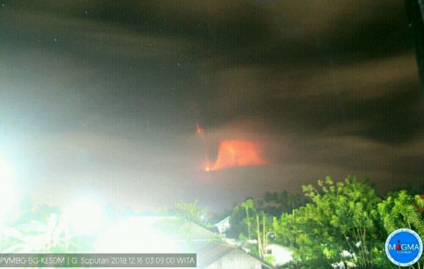 Endonezya'da Soputan Yanardağı faaliyete geçti