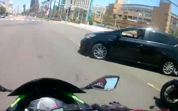 Motosikletliye kızan sürücü aracı üstüne sürdü