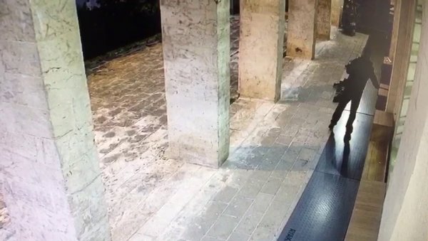 i Camiden ayakkabı çalan şahıs kameralara yakalandı