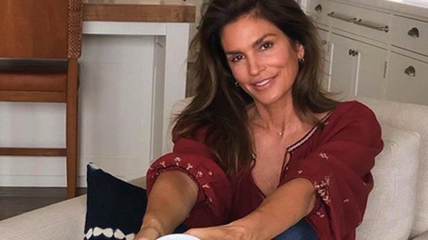 Cindy Crawford bakımda
