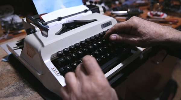 a Zamana direnen daktilo ustası