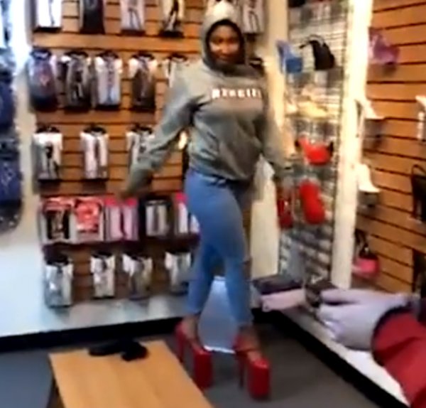 Giydiği topuklu ayakkabılarla yürüyemeyen kadın