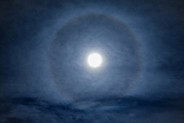 a Van'da ayın etrafında 'hale' oluştu