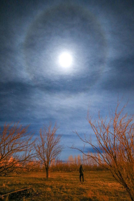 a Van'da ayın etrafında 'hale' oluştu