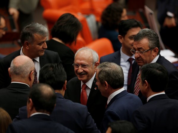 Kemal Kılıçdaroğlu'nun yüzü gülüyor