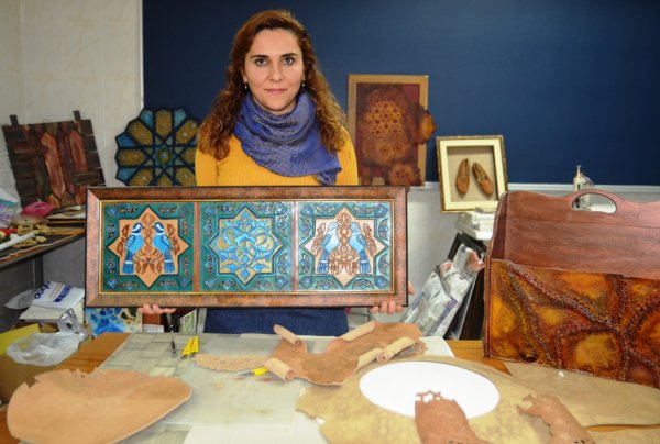 Deri tabakalarını sanat eserlerine dönüştürüyor