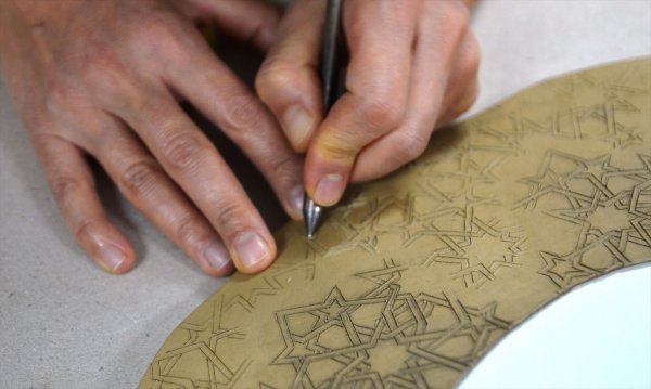 Deri tabakalarını sanat eserlerine dönüştürüyor