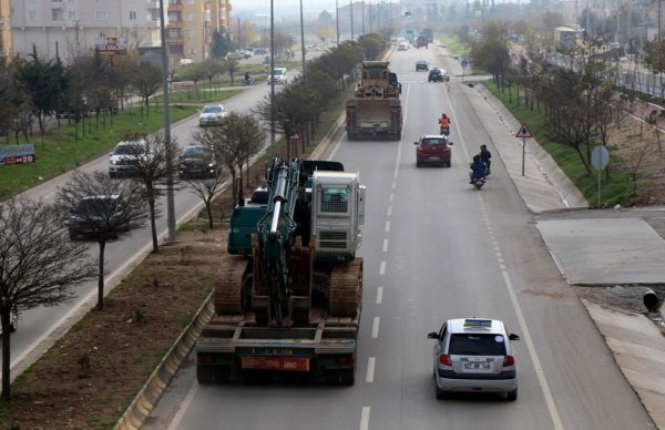 Suriye sınırına askeri sevkiyat sürüyor