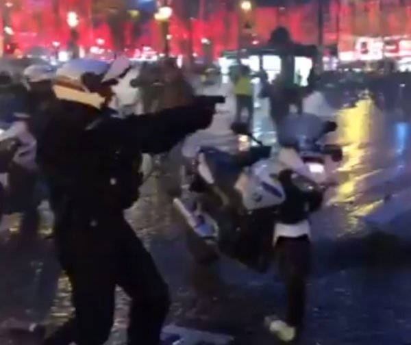 Fransız polisi eylemcilere silah çekti