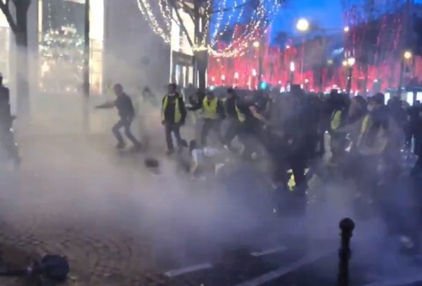 Fransız polisi eylemcilere silah çekti