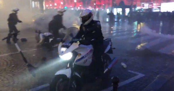 Fransız polisi eylemcilere silah çekti