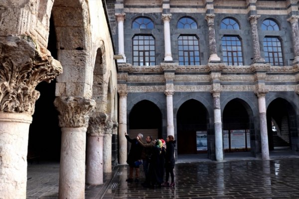 a Diyarbakır'ın figürleri modaya ilham oldu