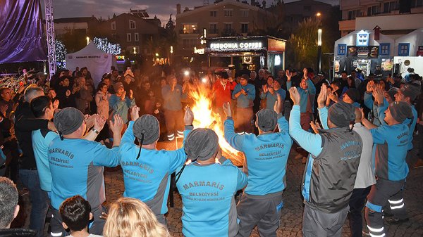 İşçiler çöpten topladıkları atıklarla konser verdiler