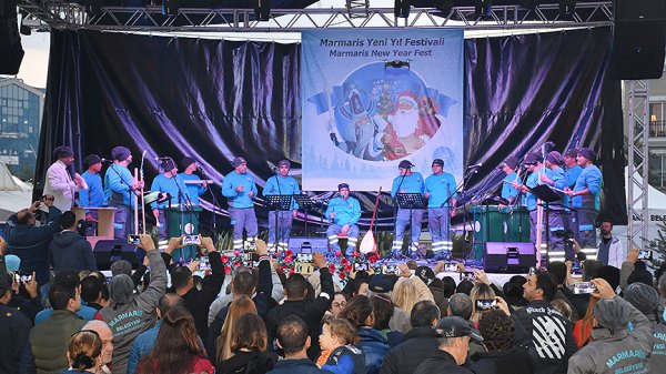 a İşçiler çöpten topladıkları atıklarla konser verdiler